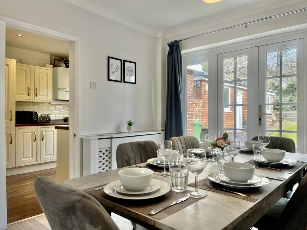 Stylish 3 Bed Chigwell Home With Free Parking Eksteriør bilde
