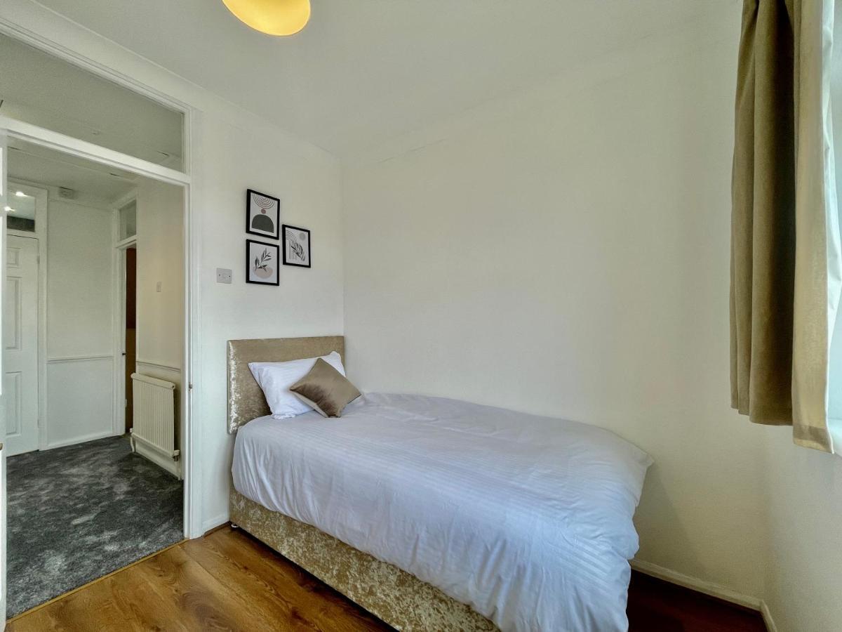 Stylish 3 Bed Chigwell Home With Free Parking Eksteriør bilde