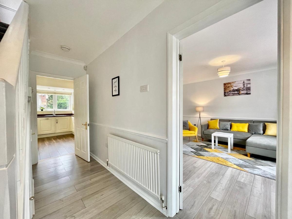 Stylish 3 Bed Chigwell Home With Free Parking Eksteriør bilde