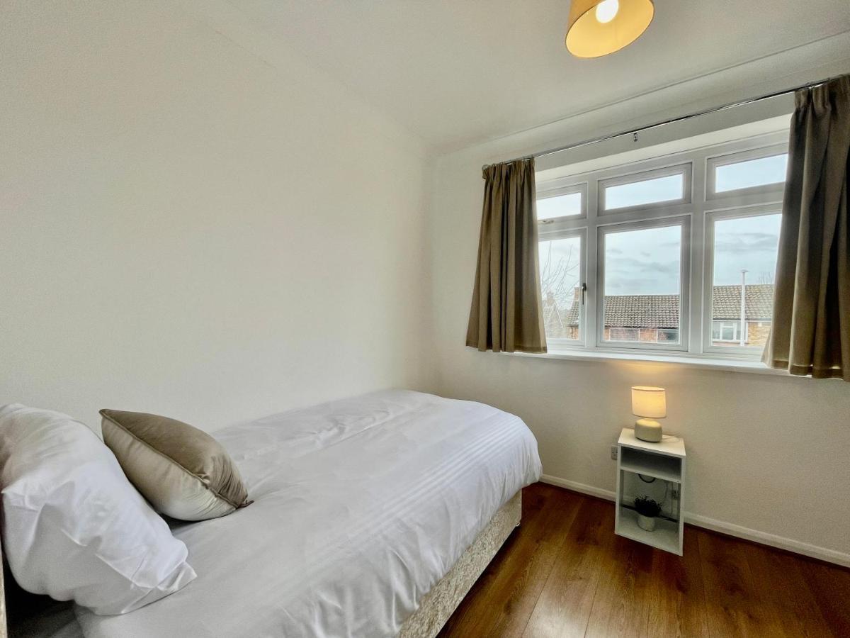 Stylish 3 Bed Chigwell Home With Free Parking Eksteriør bilde