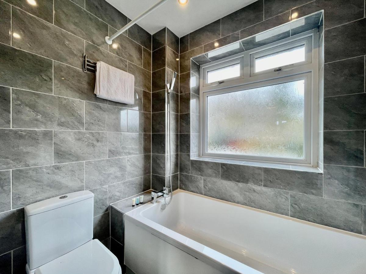 Stylish 3 Bed Chigwell Home With Free Parking Eksteriør bilde