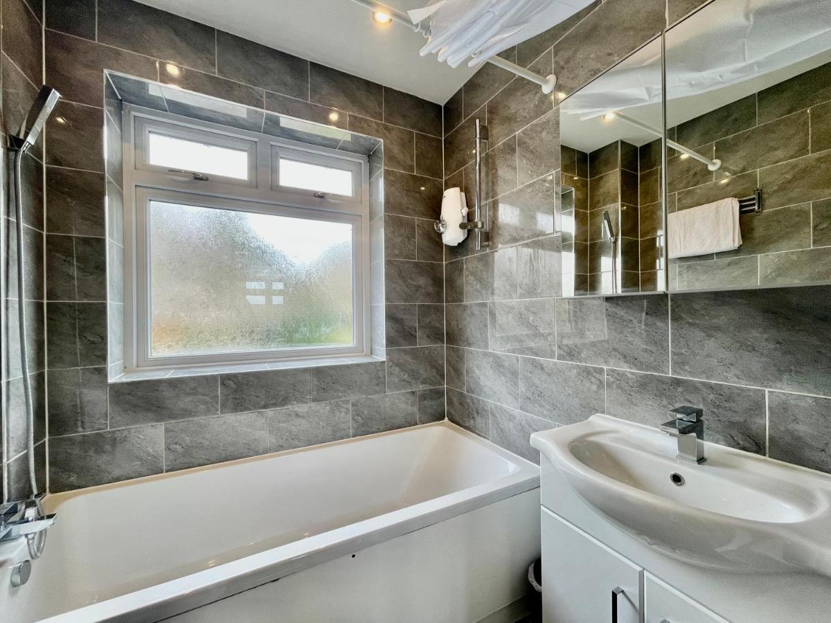 Stylish 3 Bed Chigwell Home With Free Parking Eksteriør bilde