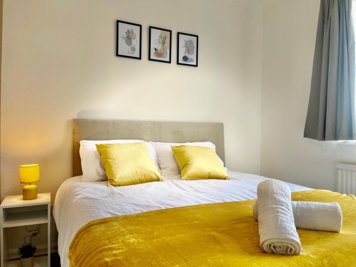 Stylish 3 Bed Chigwell Home With Free Parking Eksteriør bilde